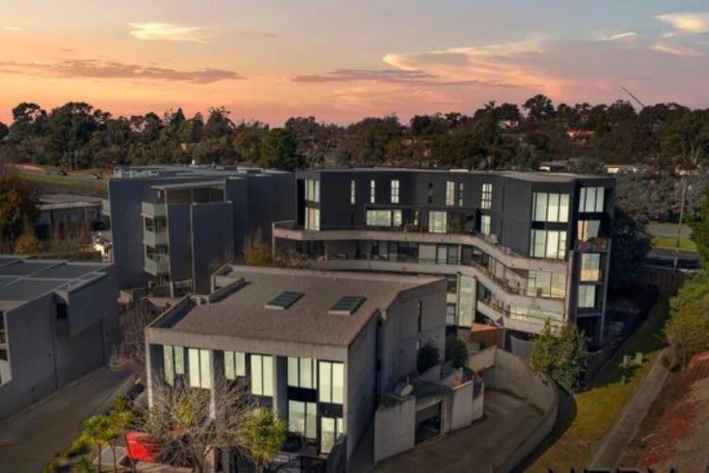 Large Executive 3 Bedroom Yarralumla Exterior photo
