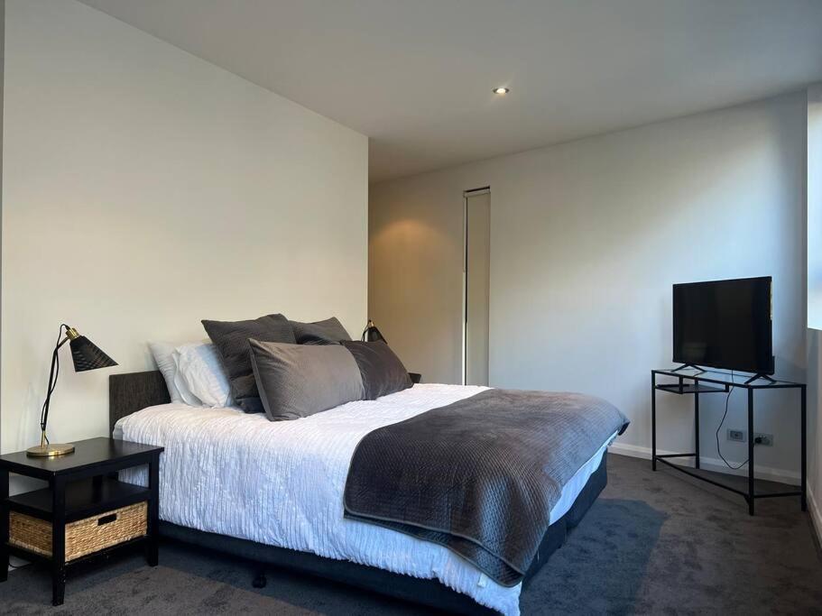 Large Executive 3 Bedroom Yarralumla Exterior photo